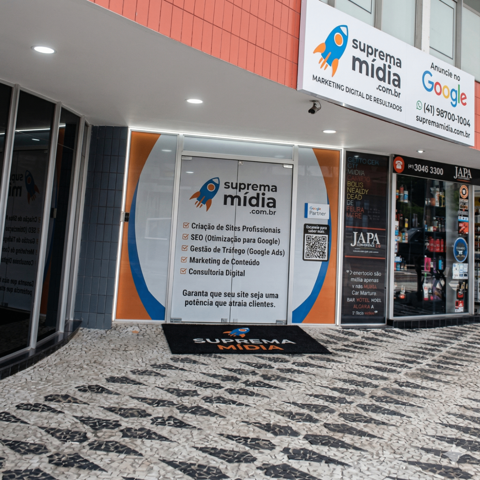 Agência Suprema Mídia — Sede no Batel, Curitiba Fachada da agência Suprema Mídia no Batel, Curitiba — Google Partner especializada em criação de sites, SEO e marketing digital